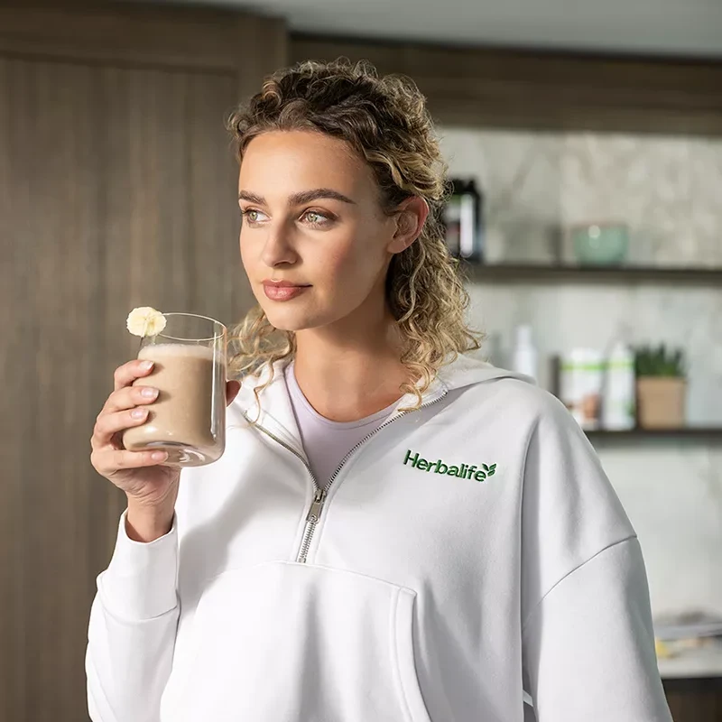 li-woman-smiling-holding-f1-shake-choc.jpg 17 %title - herbashopping.eu | Selbständiges Herbalife Mitglied Andreas Huber